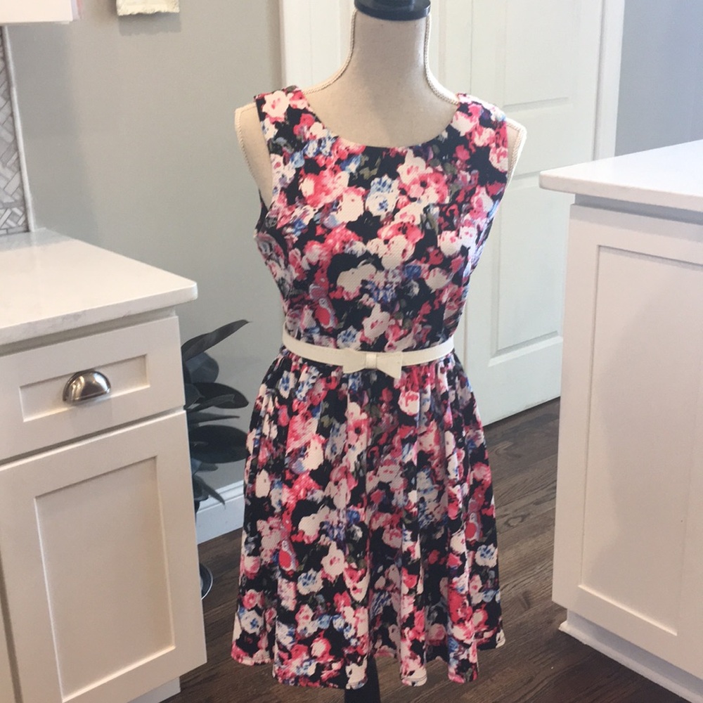 White bow belt free with purchase